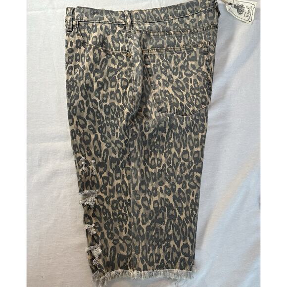 NEW! EASEL Womens Distressed Knee Length Leopard Raw Hem Shorts Size Large - Picture 4 of 12